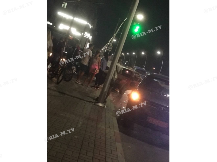 В Мелитополе от удара Ланос вылетел на пешеходную зону (фото)